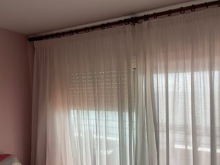 Barra cortina 310 cm con cortinas blancas.