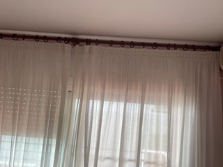 Barra cortina 310 cm con cortinas blancas.