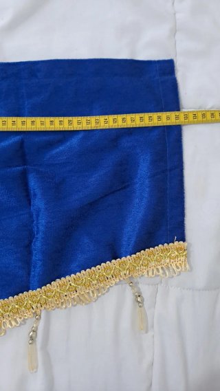 Cenefa azul con adornos dorados y colgantes