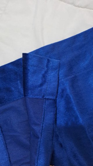 Cenefa azul con adornos dorados y colgantes
