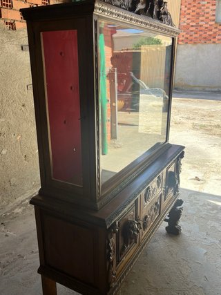Mueble antiguo con vitrina y detalles tallados