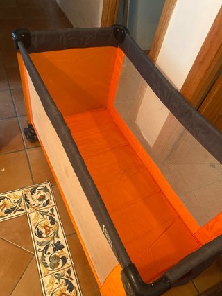 Cuna de viaje plegable naranja. Marca dat dat