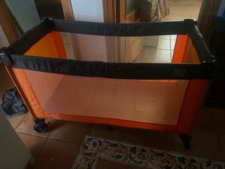 Cuna de viaje plegable naranja. Marca dat dat