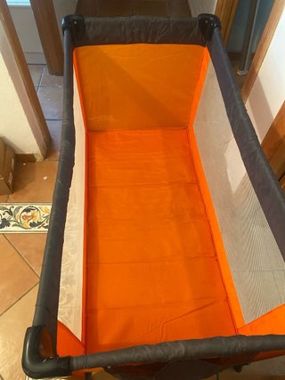 Cuna de viaje plegable naranja. Marca dat dat
