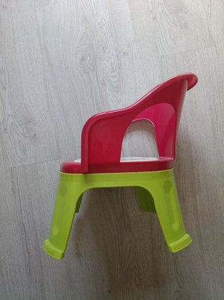 Silla de bebé roja con diseño infantil bebeduE