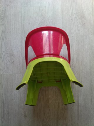 Silla de bebé roja con diseño infantil bebeduE