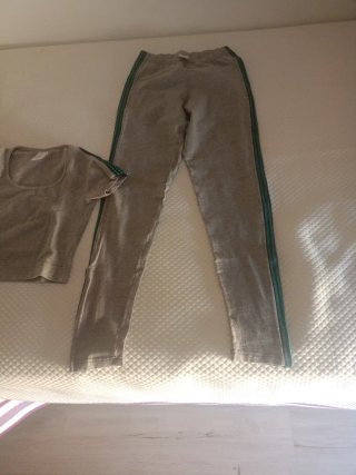 Conjunto deportivo gris y verde
