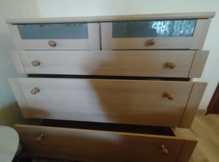 Cómoda de madera con cajones y cristal