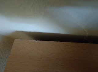 Cómoda de madera con cajones y cristal