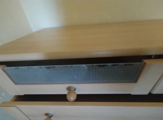Cómoda de madera con cajones y cristal