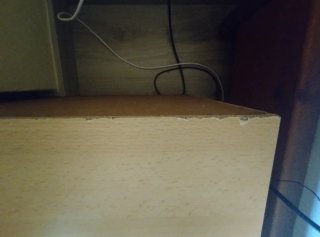 Cómoda de madera con cajones y cristal