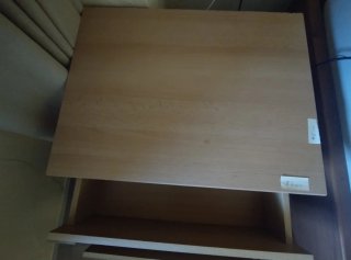 Cómoda de madera con cajones y cristal