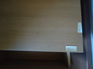 Cómoda de madera con cajones y cristal