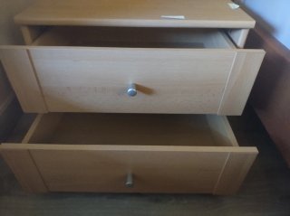 Cómoda de madera con cajones y cristal