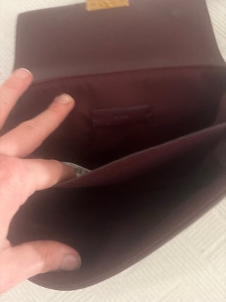 Bolso burdeos Mango con etiqueta