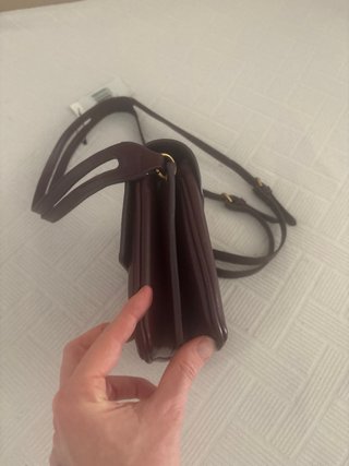 Bolso burdeos Mango con etiqueta