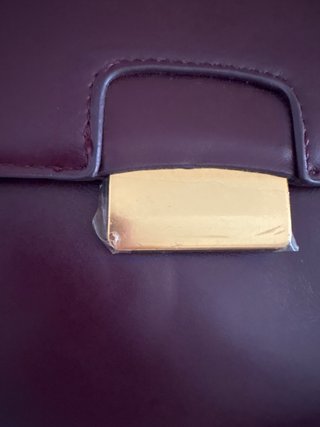 Bolso burdeos Mango con etiqueta