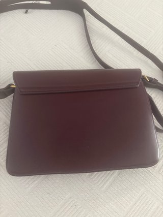 Bolso burdeos Mango con etiqueta