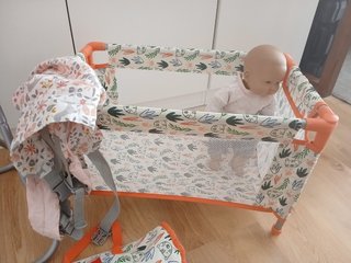 Trona, cuna y mochila de juguete