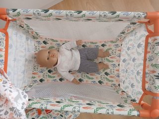 Trona, cuna y mochila de juguete