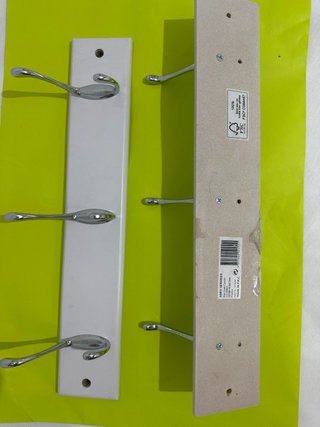 Colgador de pared blanco y plateado
