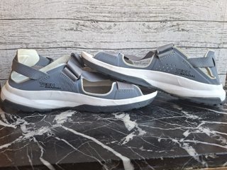 Sandalias Salomon Gris y Blanco