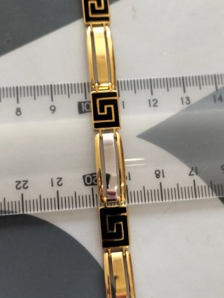 Bracciale in oro da uomo nuovo.