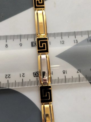 Bracciale in oro da uomo nuovo.