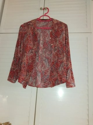 Dos blusas estampadas