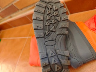 Botas de nieve naranjas y grises+ pantalones