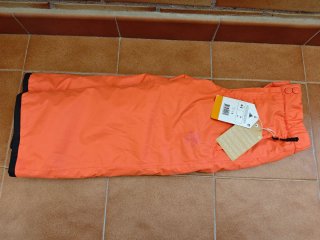 Botas de nieve naranjas y grises+ pantalones