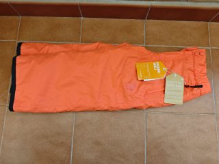 Botas de nieve naranjas y grises+ pantalones