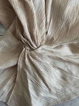 Blusa asimétrica beige y encaje blanco