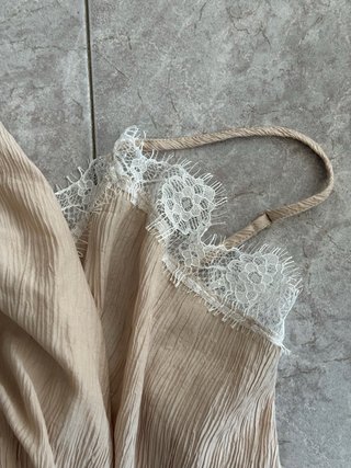 Blusa asimétrica beige y encaje blanco