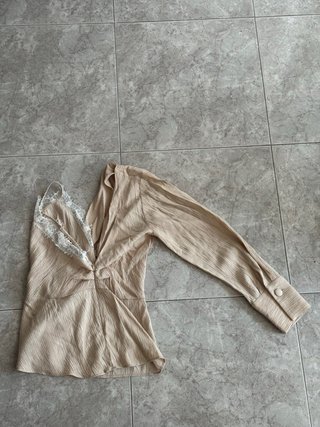 Blusa asimétrica beige y encaje blanco