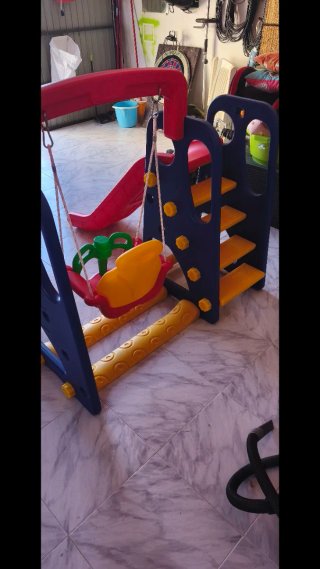 Columpio y tobogán infantil