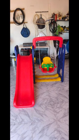 Columpio y tobogán infantil