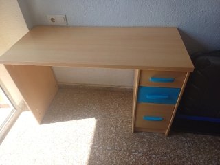 Escritorio infantil madera y azul