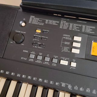 Teclado Yamaha PSR-E343 con soporte