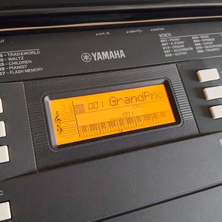 Teclado Yamaha PSR-E343 con soporte