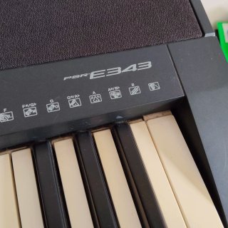 Teclado Yamaha PSR-E343 con soporte