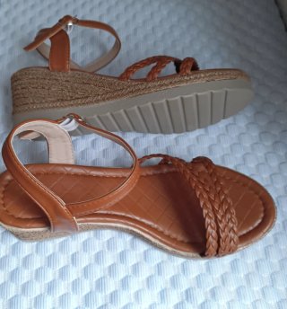 Sandalias cuña marrones trenzadas