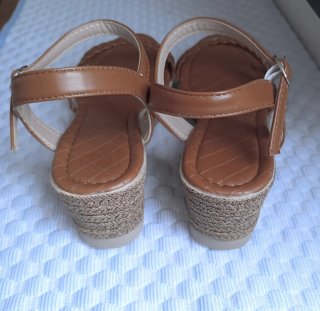 Sandalias cuña marrones trenzadas