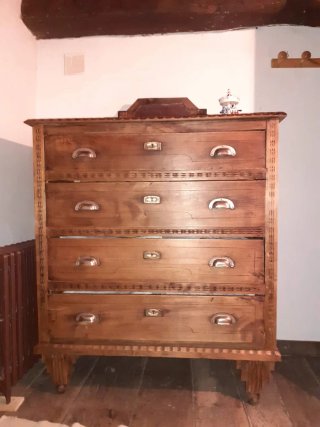 Cómoda de madera con 4 cajones