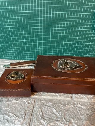 Lote antiguo: caja y tarjetero de cuero