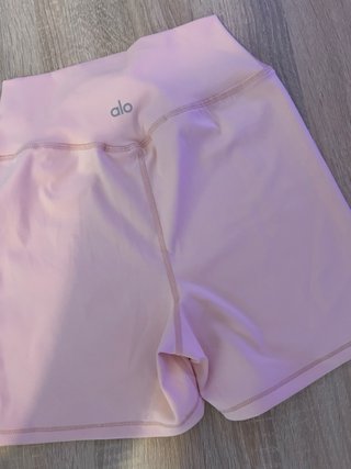 Conjunto Alo: Camiseta Blanca y Shorts Rosas