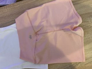 Conjunto Alo: Camiseta Blanca y Shorts Rosas