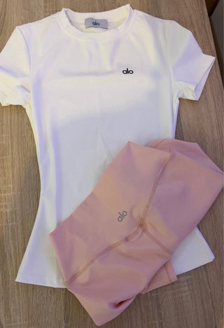 Conjunto Alo: Camiseta Blanca y Shorts Rosas