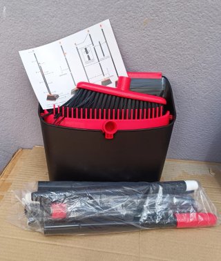 Escoba y recogedor negro y rojo