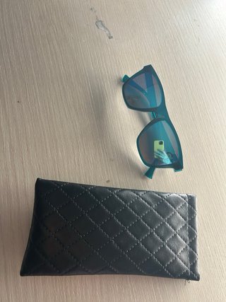 Gafas de sol azules y negras